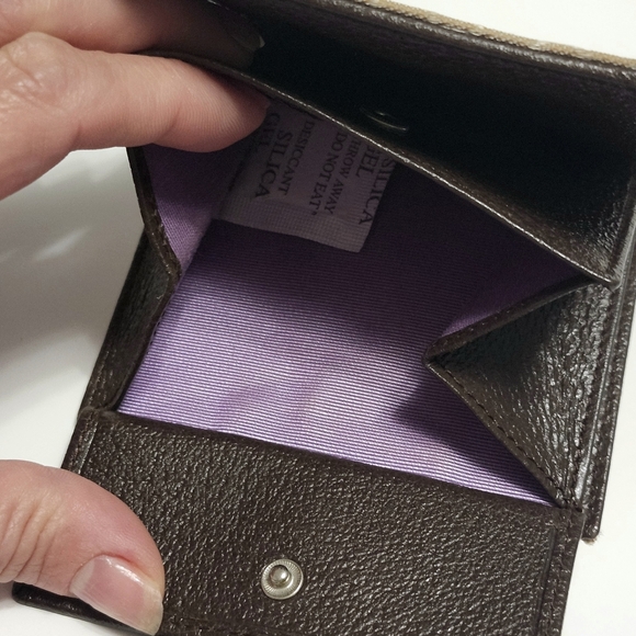 BVLGARI Logomania Bifold Wallet Authentic - Picture 10 of 16